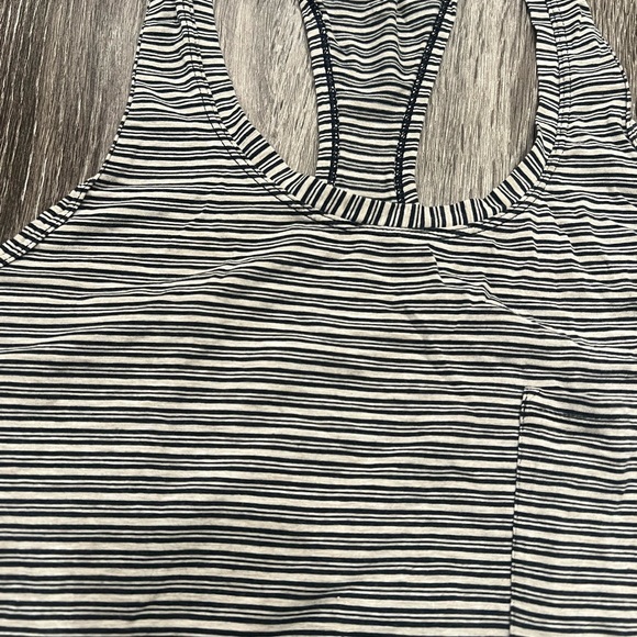 Lululemon tank top with pocket - Picture 3 of 3